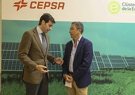 Gerónimo de Angulo, de Cepsa, charla con Vicente Sánchez, presidente del Clúster de la Energía de Extremadura, esta mañana, en Mérida.