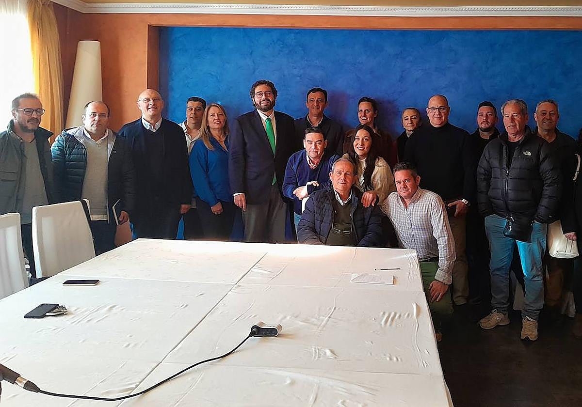 Vega, con corbata, rodeado de militantes y miembros de la junta local del PP