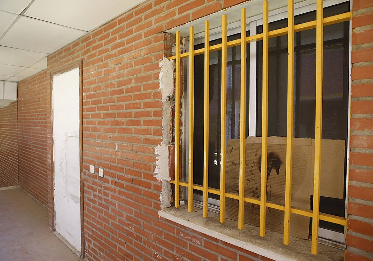 Tres personas entraron al piso tras retirar la reja de la ventana, que ya ha sido colocada de nuevo.