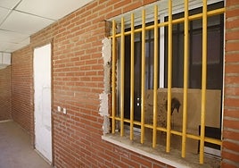 Tres personas entraron al piso tras retirar la reja de la ventana, que ya ha sido colocada de nuevo.