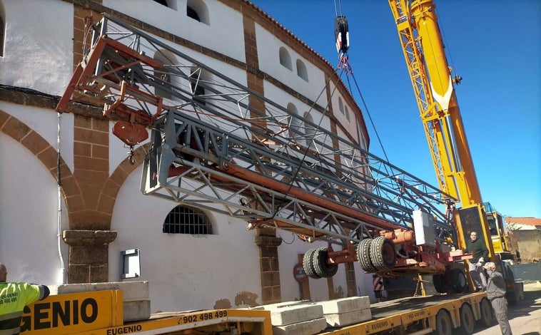 Imagen principal - Desarrollo de los trabajos en la Era de los Mártires en las fotografías superior e inferior, con la retirada de la grúa. En el centro una imagen del exterior de la Plaza Mayor cacereña, con los andamios.