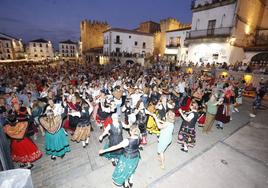 Gente bailando el Redoble, en la plaza Mayor de Cáceres