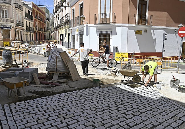 Obras para eliminar los desniveles en las calles Santa Ana y Duque de San Germán.