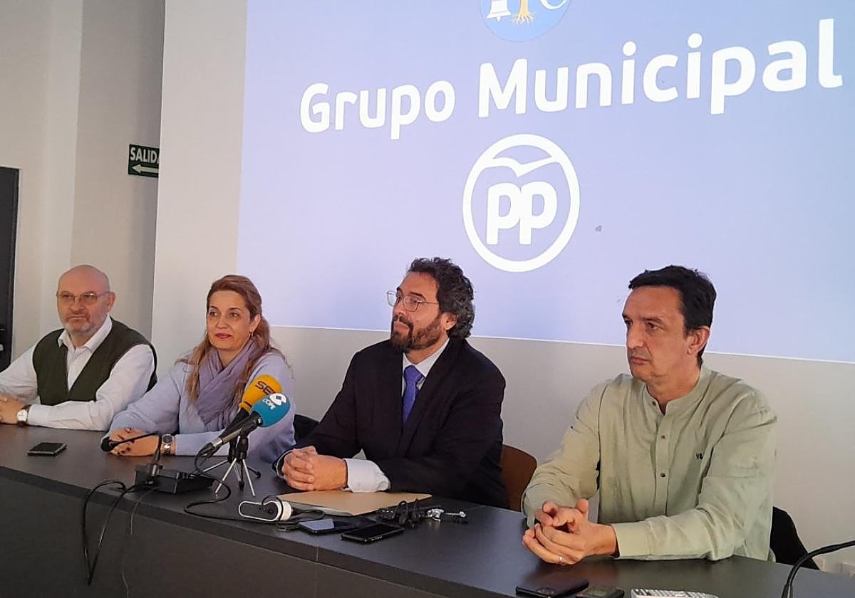 Jaime Vega y otros miembros de la junta local del PP. MAM
