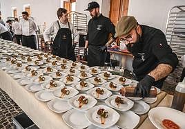 Se sirvieron ocho tapas saladas y dos postres.