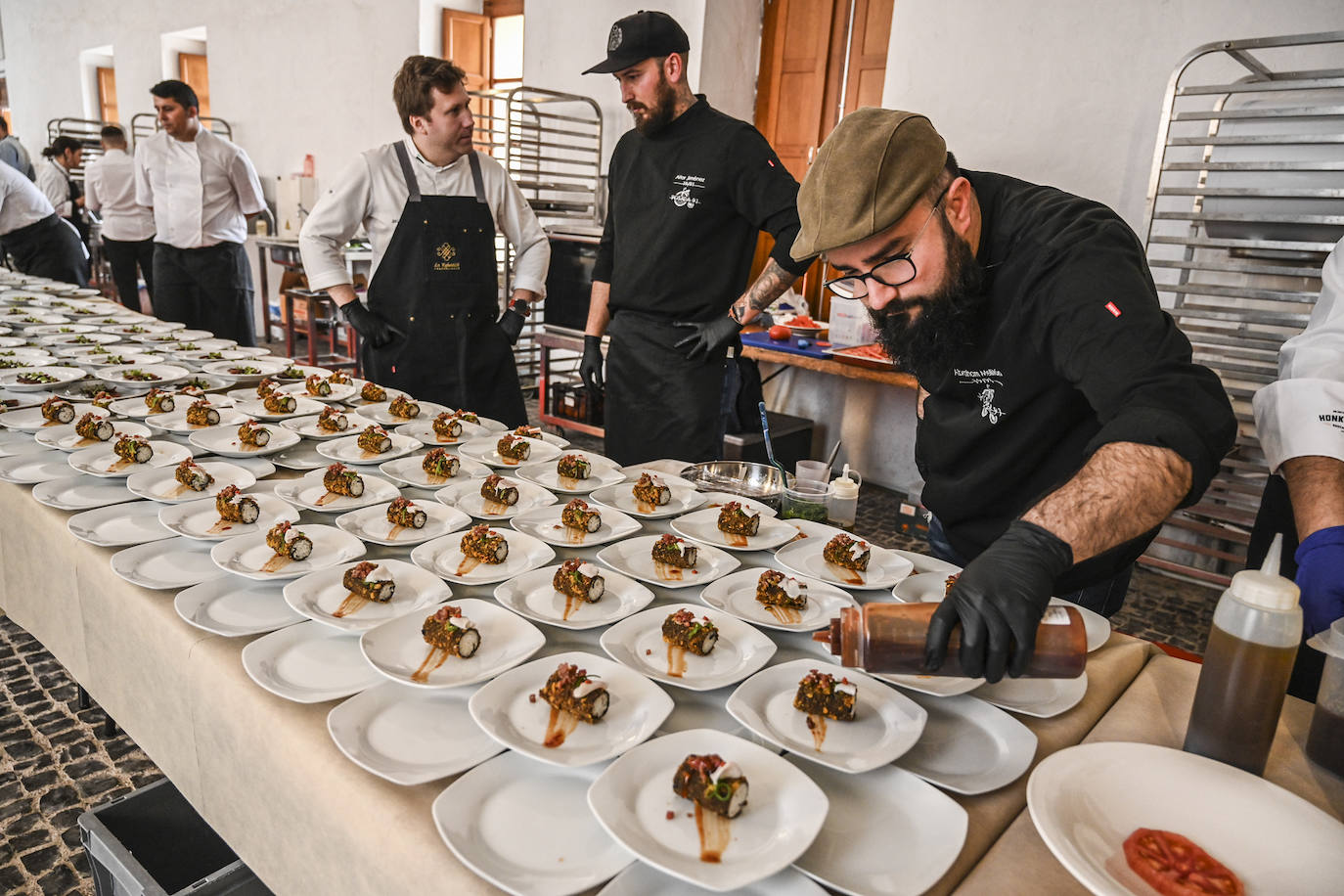 Se sirvieron ocho tapas saladas y dos postres.