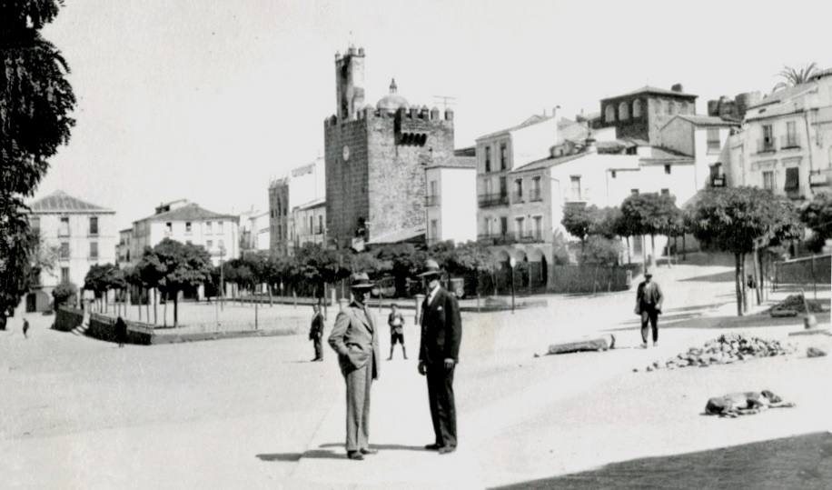 Imagen de 1926 de dos médicos extranjeros becados por la Fundación Rockefeller en la Plaza Mayor de Cáceres.