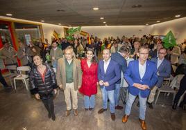 Rocío Monasterio (en el centro) con dirigentes y candidatos extremeños de Vox en el acto de ayer.