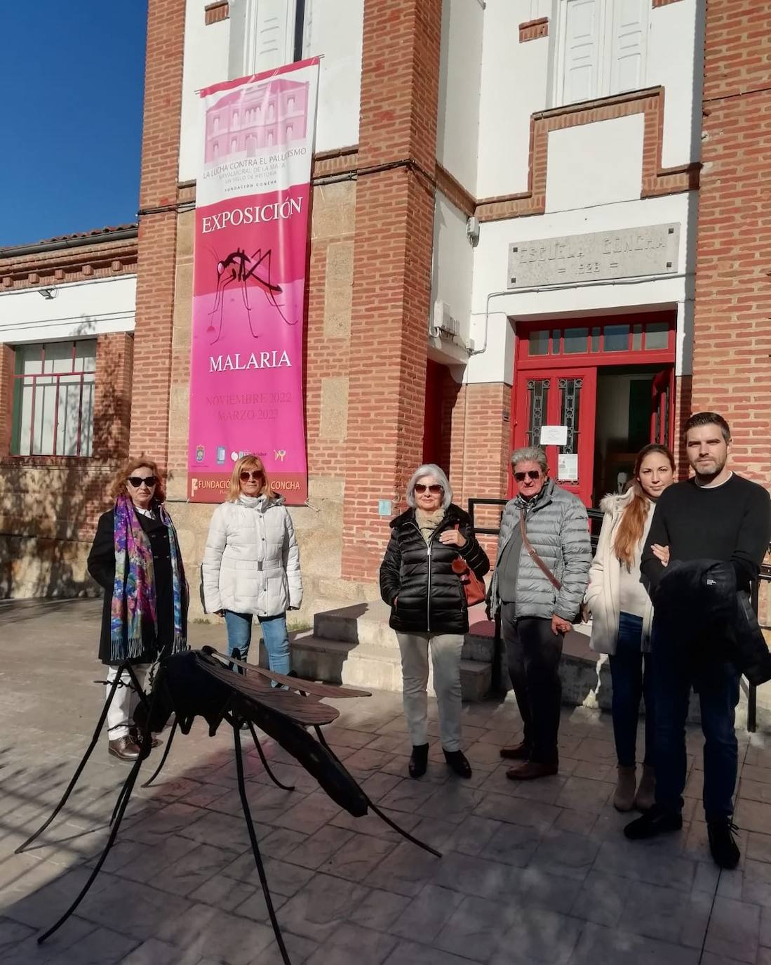 Visitantes de la exposición ‘La lucha contra el paludismo en Navalmoral de la Mata. Un siglo de historia’, organizada por la Fundación Concha. Estaba previsto que concluyera el próximo 31 de marzo, pero debido a su éxito se va a prolongar.