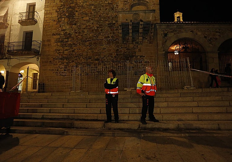 Voluntarios de ARA, con Juan cambero a la derecha, controlan la zona de la torre de Bujaco en la que hubo desprendimientos el viernes.