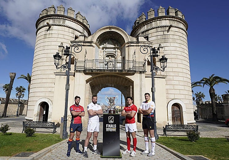Los capitanes de las cuatro selecciones en Puerta de Palmas.