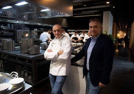 Toño Pérez y Jose Polo posan en la cocina de Atrio.