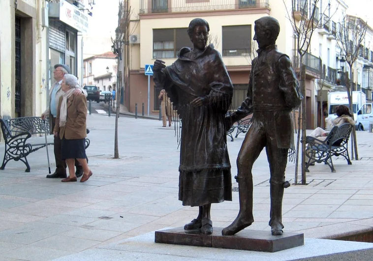 Estatua dedicada a 'El Redoble' en la plaza de la Concepción de Cáceres.