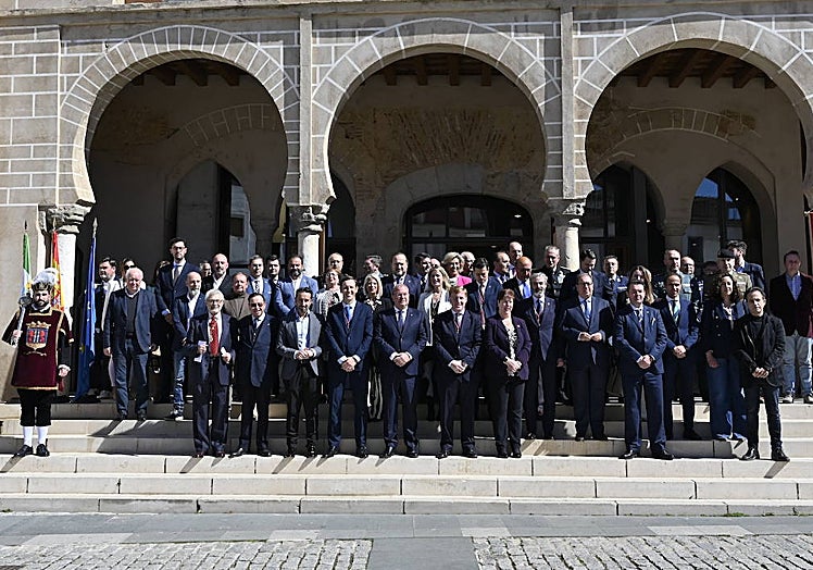 Foto de familia al final del acto esta mañana en la Plaza Alta de Badajoz.