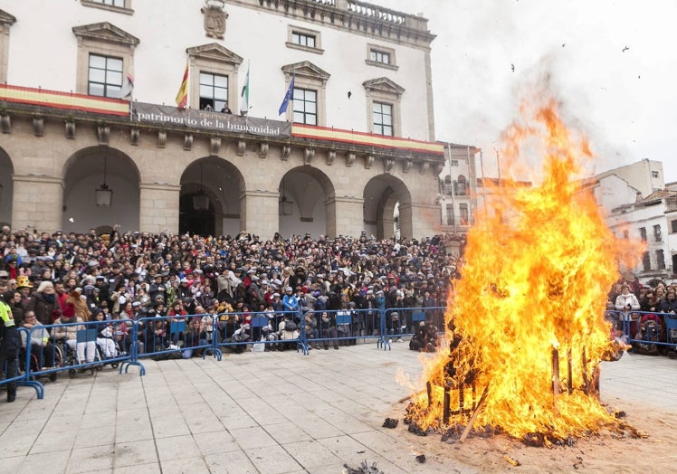 Quema del Pelele en la capital cacereña.