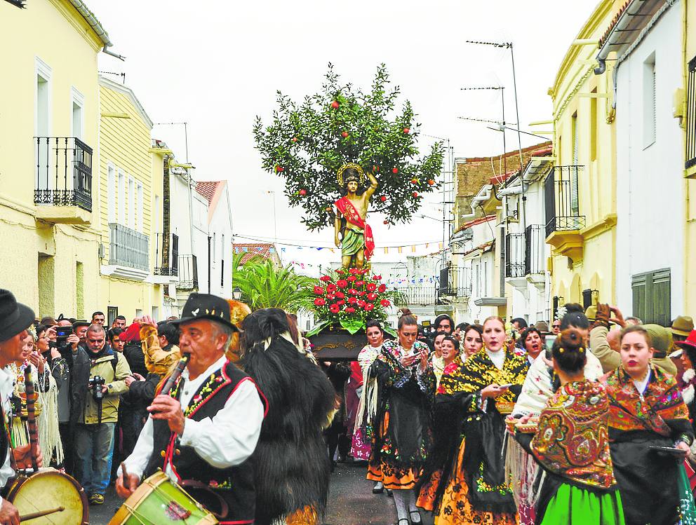 San Sebastián acompañado de las regaoras y tiraores.
