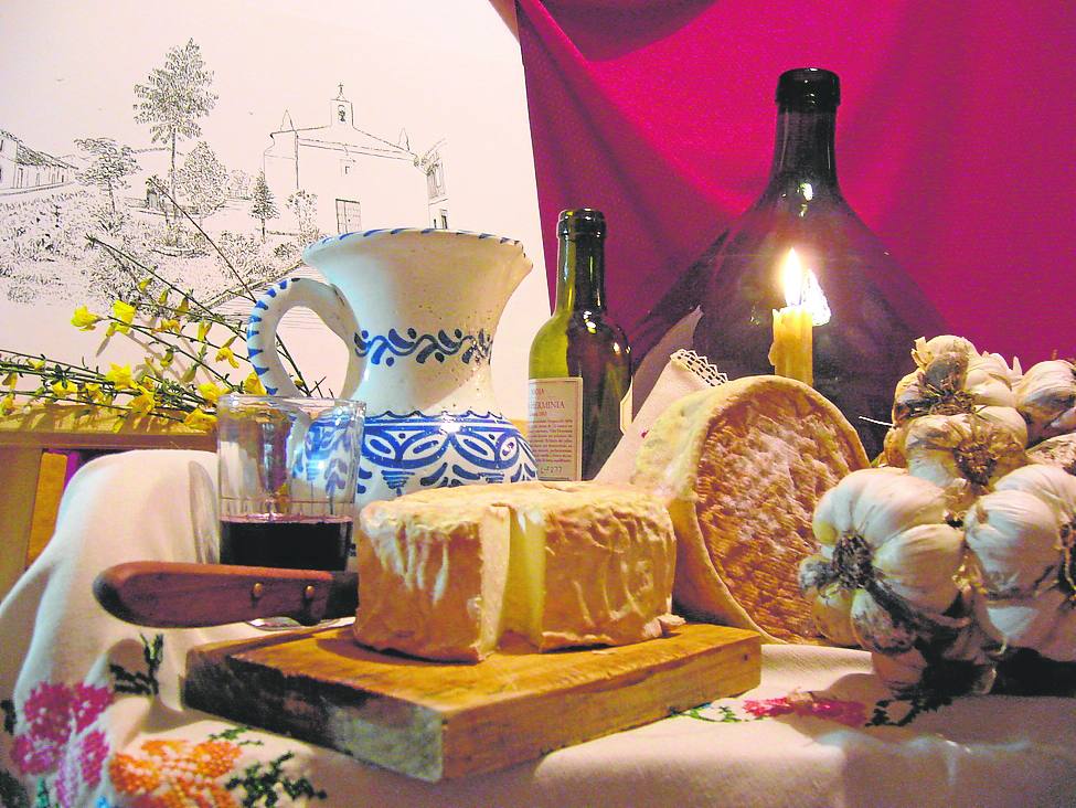 Bodegón del protagonista de la feria: El queso de cabra de Acehúche.