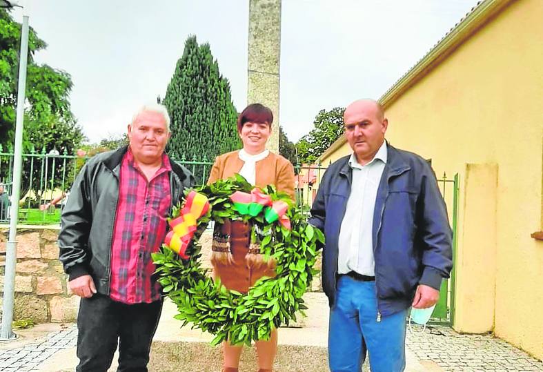 El alcalde y la concejala de Cultura de Ejas (izqda.), junto al alcalde de Foios.