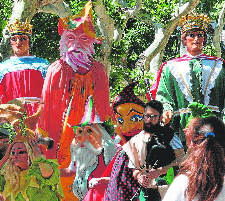 Los personajes pintorescos en uno de los pasacalles.