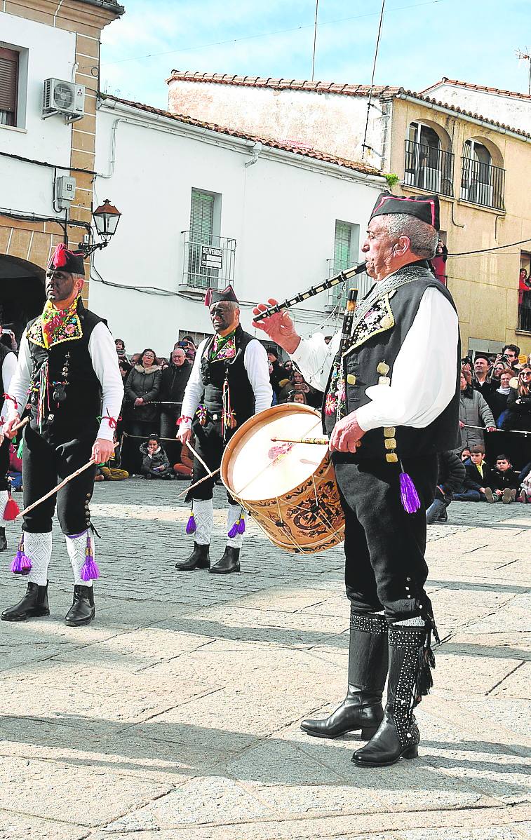 Tamborileros y flautistas ponen la nota musical a las danzas.