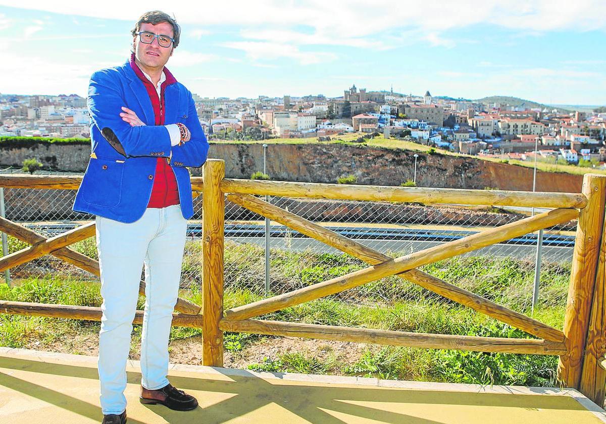 Jorge Suárez en el mirador de la Ronda Suroeste con la ciudad al fondo.