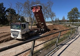 Un camión mueve tierra junto a la avenida de Elvas.