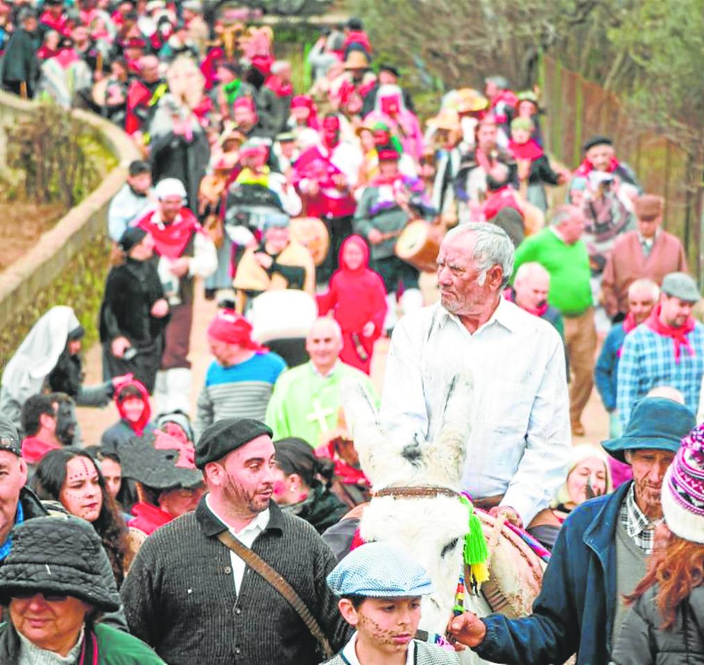 Camino a la proclamación del rey al que colgarán una ristra de ajos para espantar a las brujas.