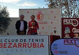 Miranda Hernández recogiendo el premio.