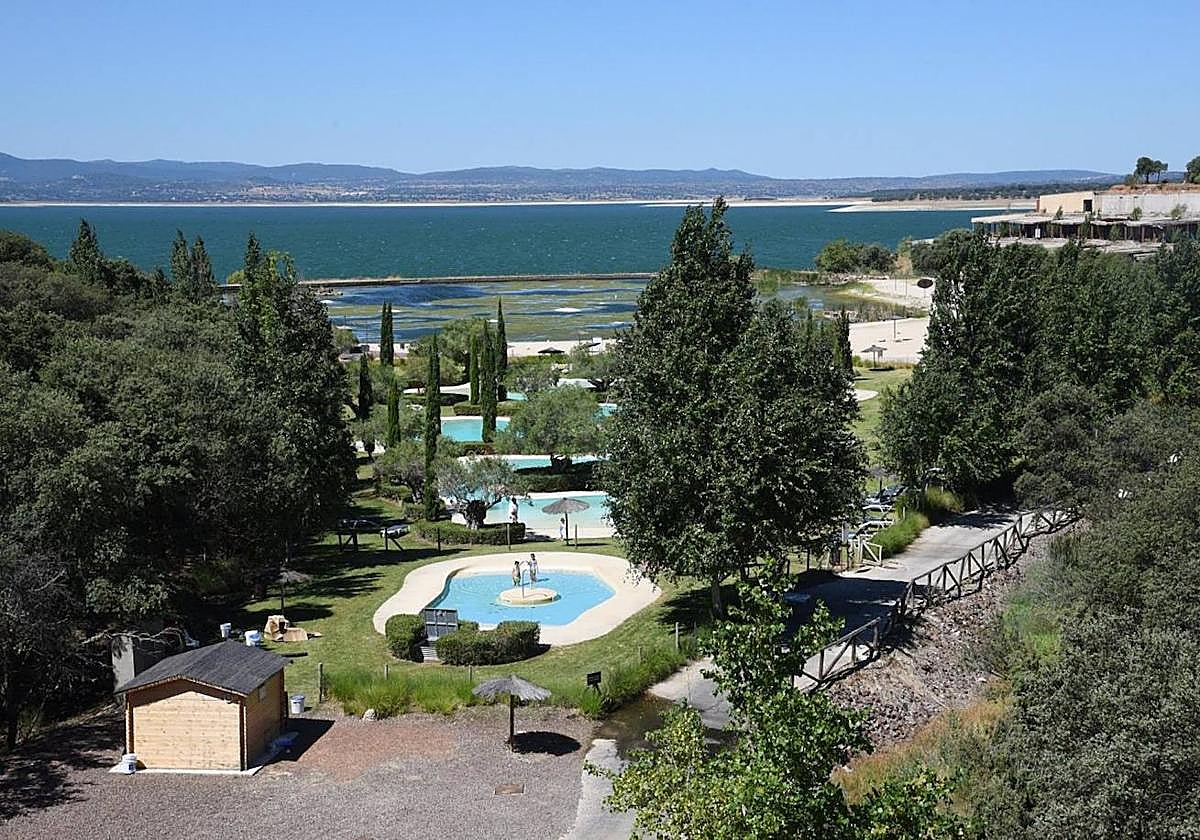Piscinas en Marina Isla de Valdecañas.