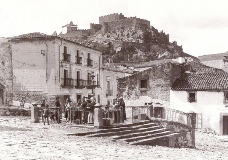 Imagen de alrededor de 1925 de Montánchez, en donde se entregó el criminal tras huir de Alcuéscar.