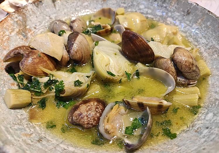 Imagen principal - Alcachofas con almejas, merluza con almejas y taco de presa ibérica.