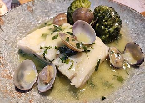 Imagen secundaria 1 - Alcachofas con almejas, merluza con almejas y taco de presa ibérica.