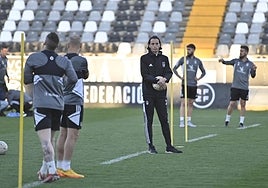 David Tenorio dirigiendo su primera sesión al frente del Badajoz.