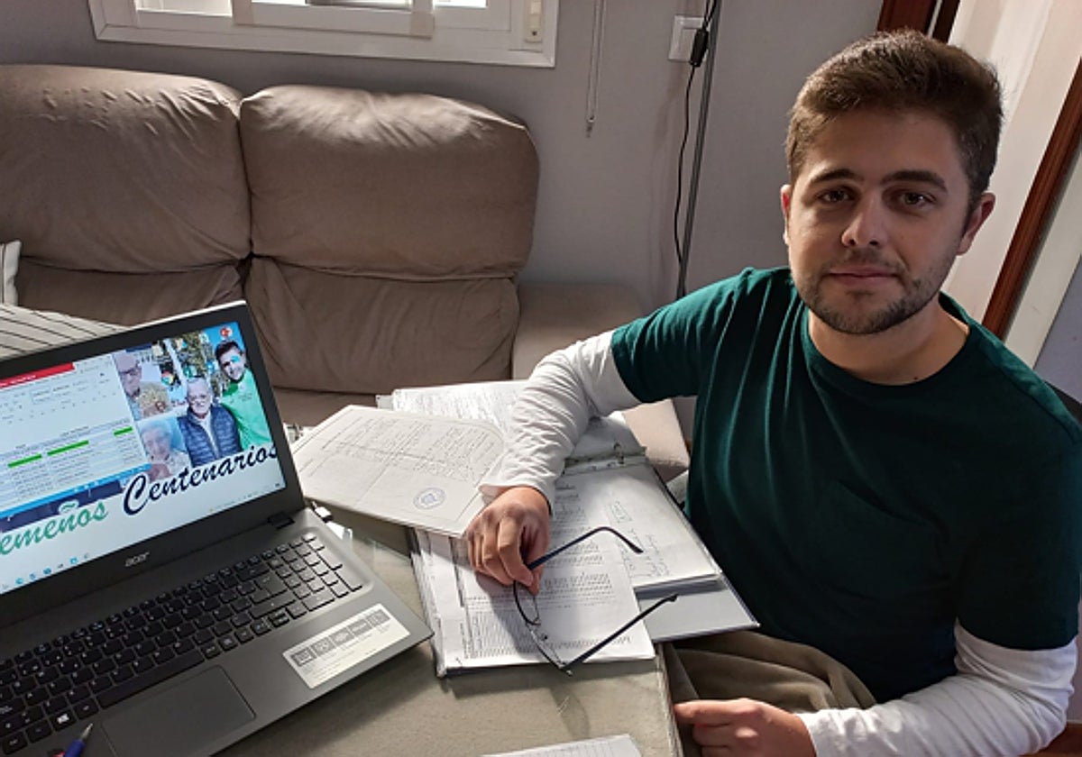 Daniel Germán en su casa de Montijo con sus archivos y documentación.