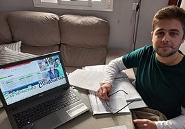 Daniel Germán en su casa de Montijo con sus archivos y documentación.