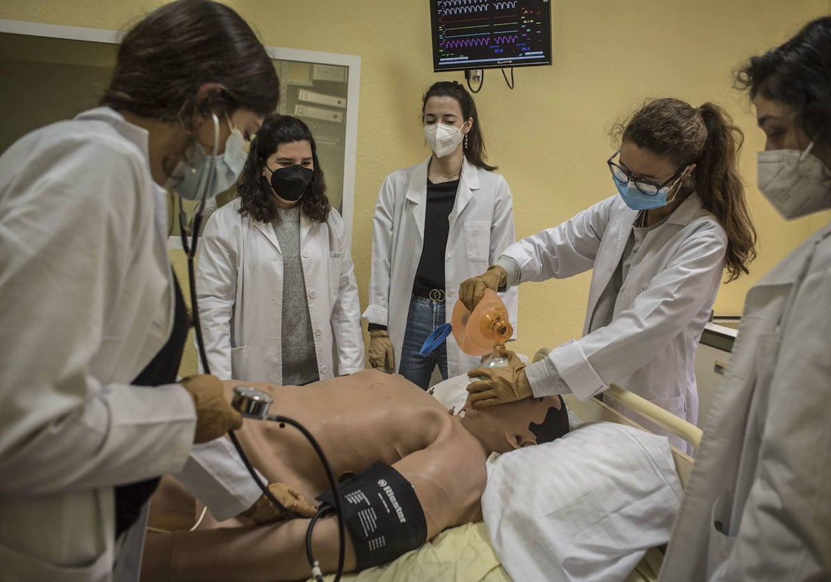 Alumnos de la Facultad de Medicina de la UEx durante una clase.