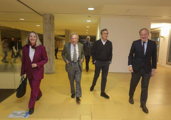 Trinidad Nogales, Rafael Moneo, Emilio Tuñón y Álvaro Rodríguez Guitart, anoche en el Palacio de Congresos de Mérida.