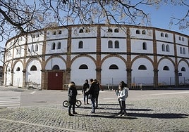 Plaza de Toros de Cáceres, entre las avenidas de las Lavanderas y Delicias.