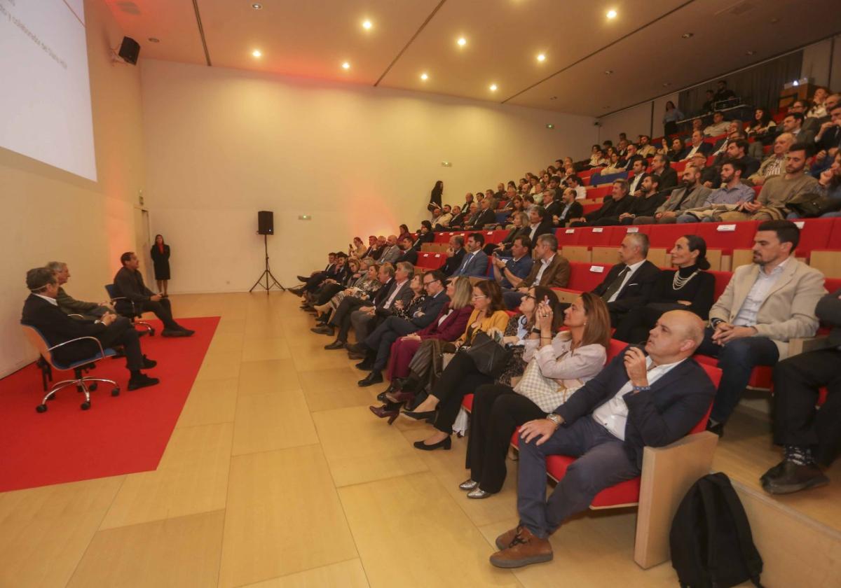 Emilio Tuñón y Rafael Moneo, junto a Fracisco Hipólito, en la conferencia de anoche en el Palacio de Congresos de Mérida.