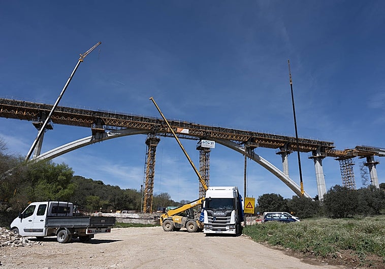 Obras del puente de Pardais, junto a la carretera que une Alandroal con Elvas, a 58 kilómetros de la capital pacense.