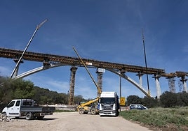 Obras del puente de Pardais, junto a la carretera que une Alandroal con Elvas, a 58 kilómetros de la capital pacense.