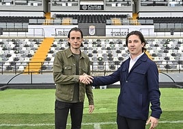 David Tenorio (izquierda), con el director deportivo del Badajoz, Patricio Arana, en su presentación.