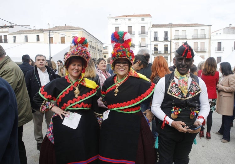 Mujeres ataviadas de montehermoseñas y un negrito encarnando la tradición de esta localidad.