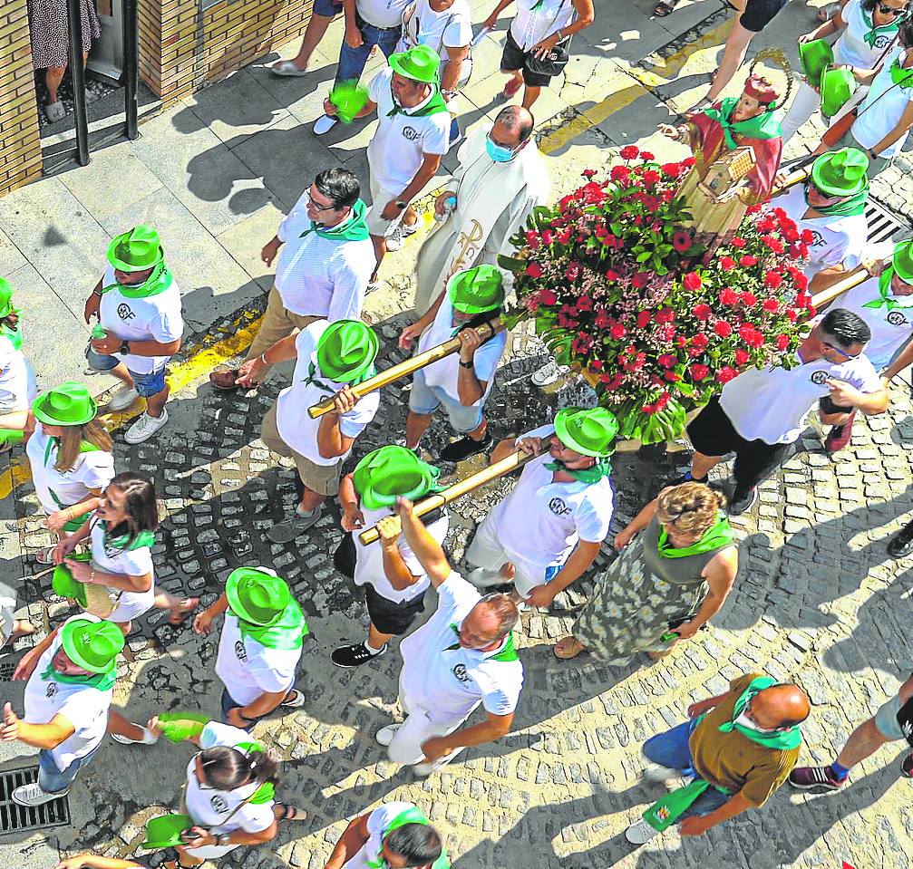 Durante la procesión del Santo por las calles de la localidad.