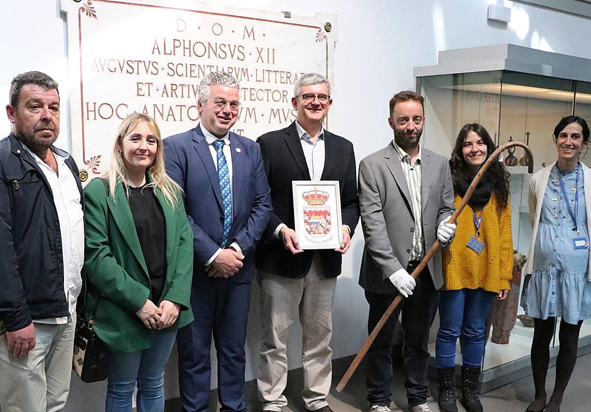 Entrega en Madrid del bastón que perteneció a Agustín Luengo Capilla.