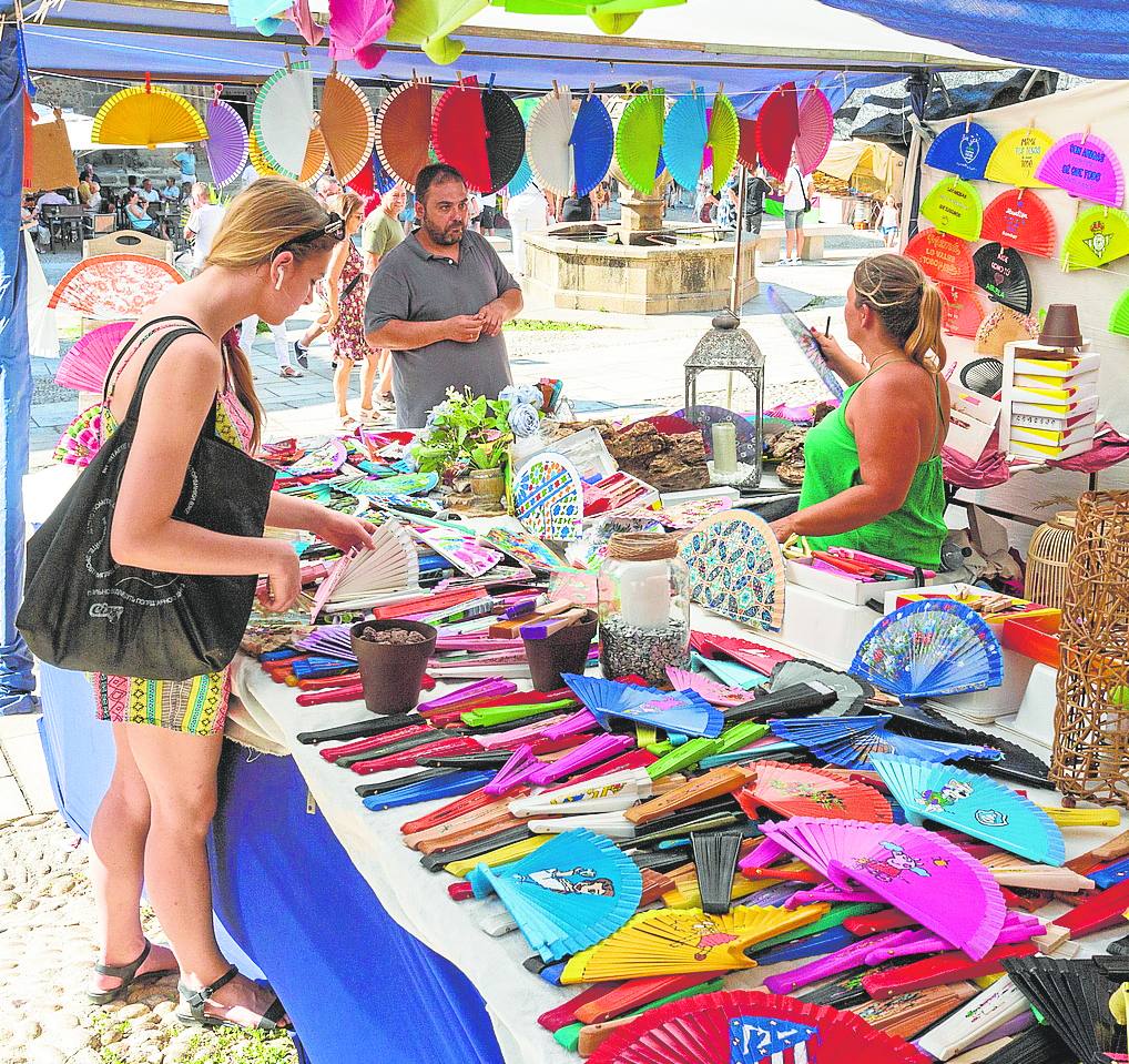 Las calles se llenan con numerosos puestos de artesanías.