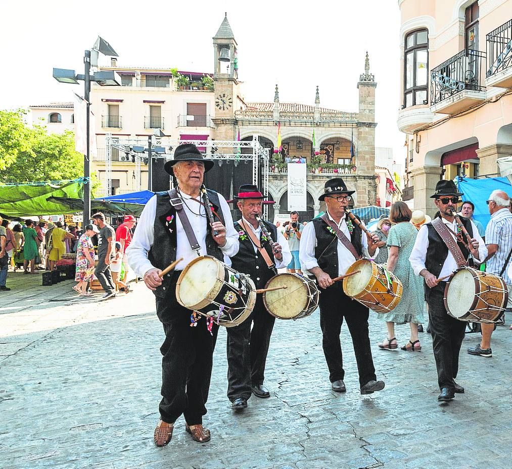 Los tamborileros y flautistas visten el traje tradicional y se pasean por las calles placentinas.