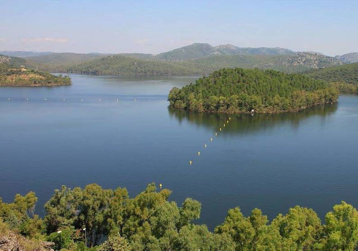 Panorámica del embalse de García de Sola, clave para el regadío extremeño, en una imagen de archivo. Ahora está casi al 80% de su capacidad.