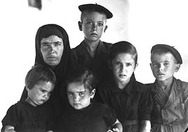 Impresionante fotografía de una familia de luto al morirse el padre y marido