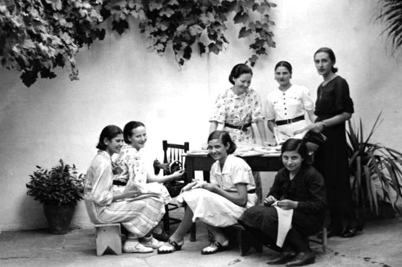 Modistillas en el patio de una casa.